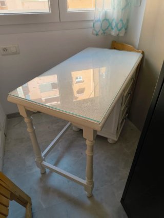 Escritorio blanco con cajonera