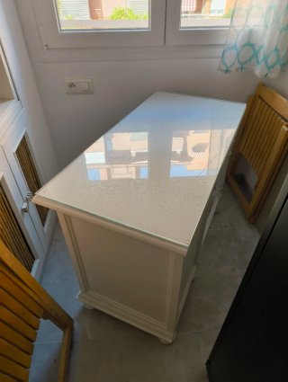 Escritorio blanco con cajonera