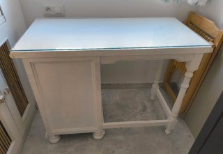 Escritorio blanco con cajonera