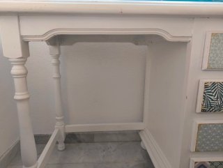 Escritorio blanco con cajonera