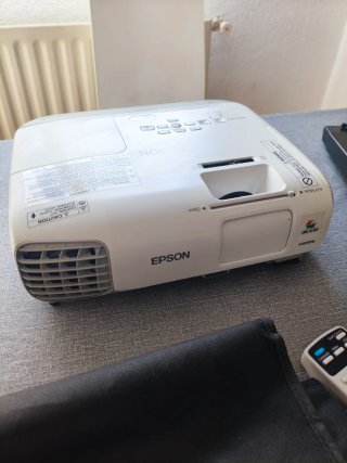 Proyector Epson H694B con mando y bolsa