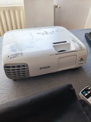 Proyector Epson H694B con mando y bolsa