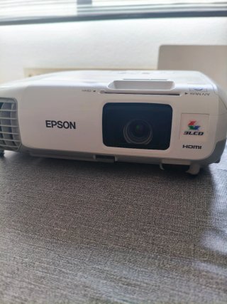 Proyector Epson H694B con mando y bolsa
