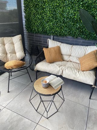 Conjunto terraza: sofá, sillones, mesita, cojines.