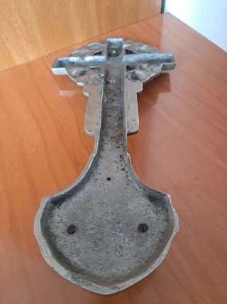 Benditera antigua de metal con rosas años 50