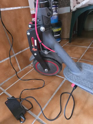 Patinete eléctrico con cargador