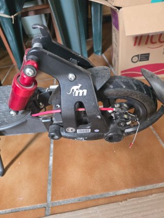 Patinete eléctrico con cargador