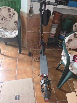 Patinete eléctrico con cargador