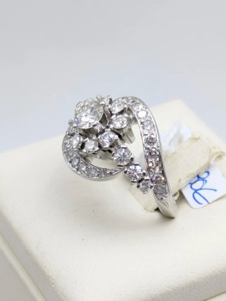Anillo de platino con diamantes