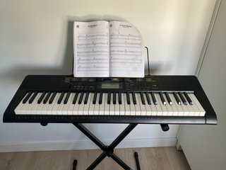 Teclado portátil Casio CTK-2400 con soporte