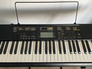 Teclado portátil Casio CTK-2400 con soporte