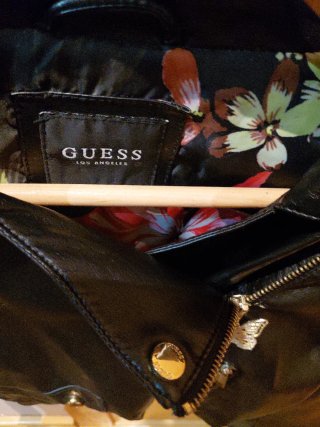 Cazadora corta Guess negra