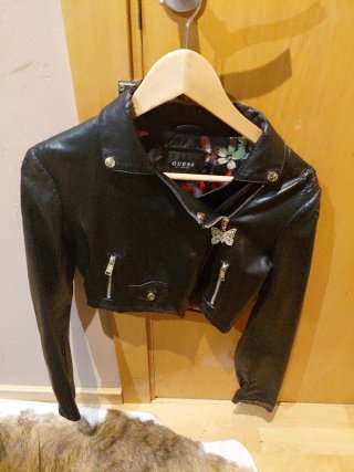 Cazadora corta Guess negra