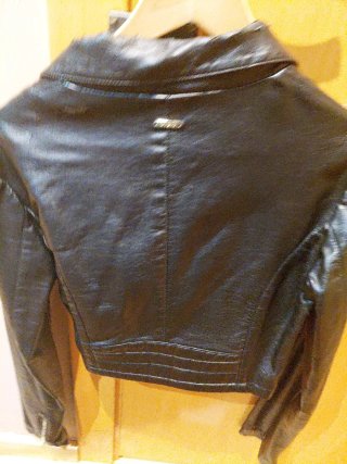 Cazadora corta Guess negra