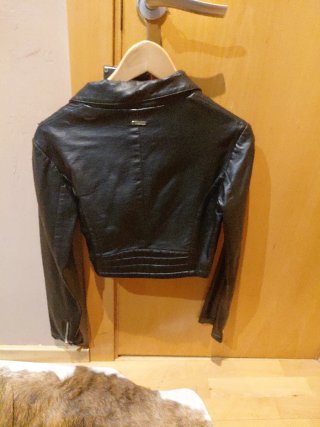 Cazadora corta Guess negra