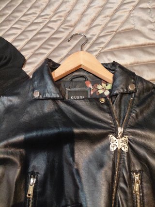 Cazadora corta Guess negra