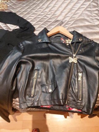 Cazadora corta Guess negra