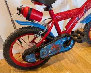 Bicicleta Spiderman 14 con ruedines.