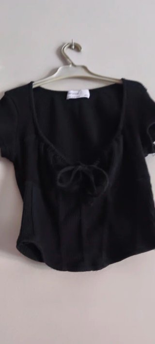 Top negro Bershka escote lazo T.XS