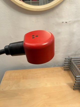 Lámpara de escritorio flexible vintage roja