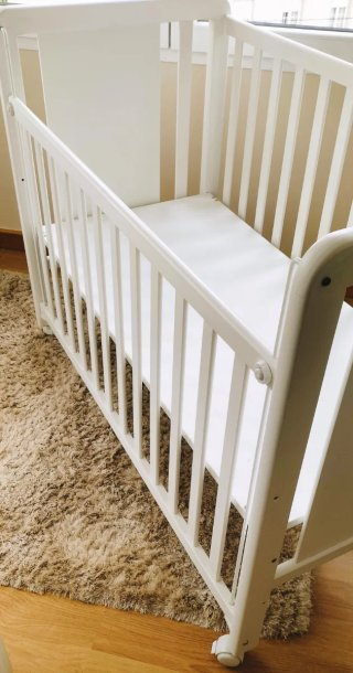 Cuna de bebé blanca con estrella