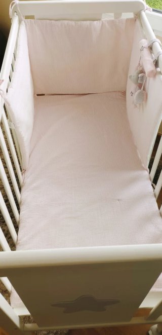 Cuna de bebé blanca con estrella