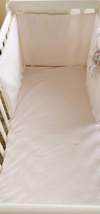 Cuna de bebé blanca con estrella