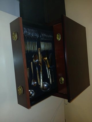 Conjunto cubertería dorada y madera. Por estrenar.