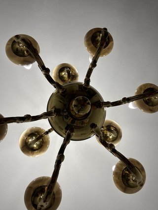 Lámpara araña dorada de metal y cristal