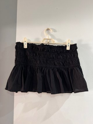Top peplum negro fruncido