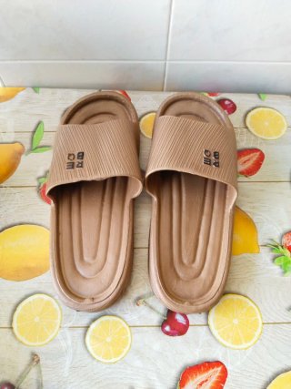 Zapatillas deportivas y sandalias