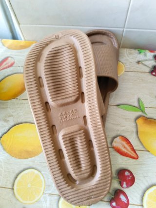 Zapatillas deportivas y sandalias