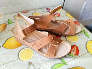 Zapatillas deportivas y sandalias