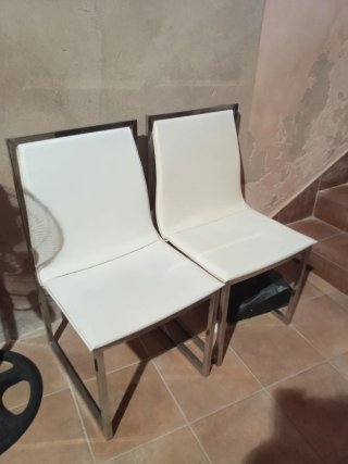 Juego de 2 Sillas Modernas Blancas y Plateadas