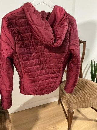 Chaqueta acolchada roja con capucha