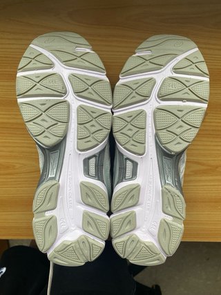 Zapatillas ASICS Gel grises y blancas