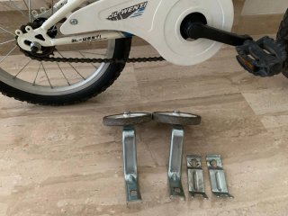 Bicicleta infantil azul y blanca