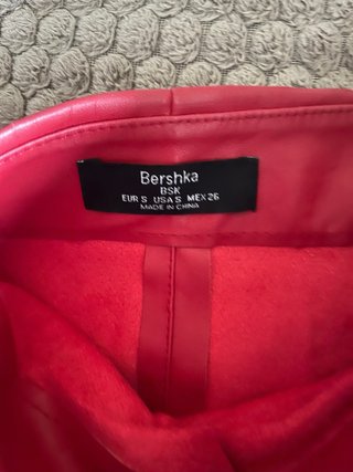 Falda corta roja con cremallera