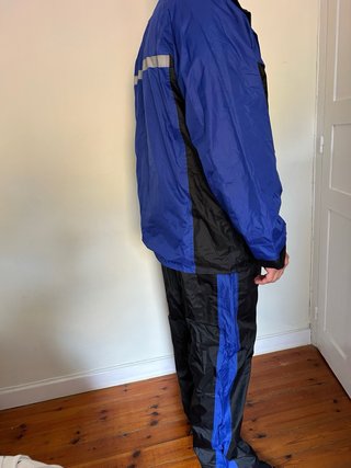 Traje de agua azul y negro