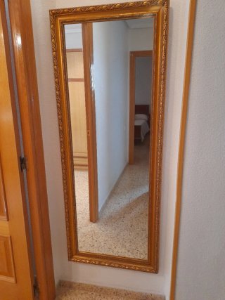 Espejo de pared dorado con marco tallado