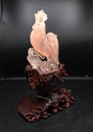 Escultura china de Gallo en Cuarzo Rosa con peana
