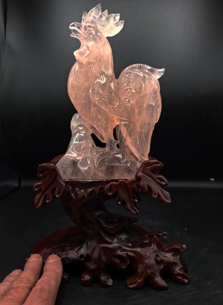 Escultura china de Gallo en Cuarzo Rosa con peana
