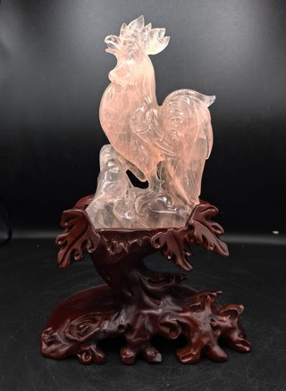 Escultura china de Gallo en Cuarzo Rosa con peana