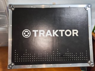 Controlador DJ Traktor S4 MK2
