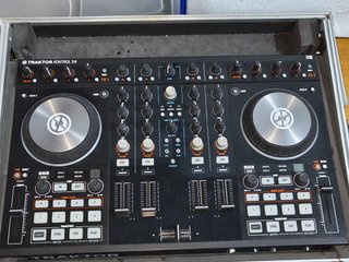 Controlador DJ Traktor S4 MK2