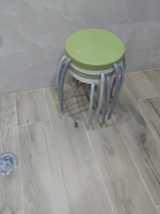 Taburete moderno verde y gris