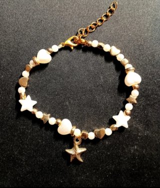 Pulsera dorada con charms de estrella y corazón
