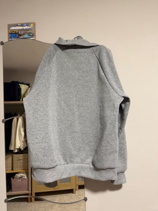 Sudadera gris con cremallera y logo