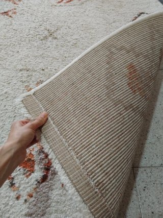 Alfombra estilo bereber naranja y blanco