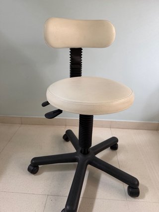 Silla de estetica con respaldo y ruedas
